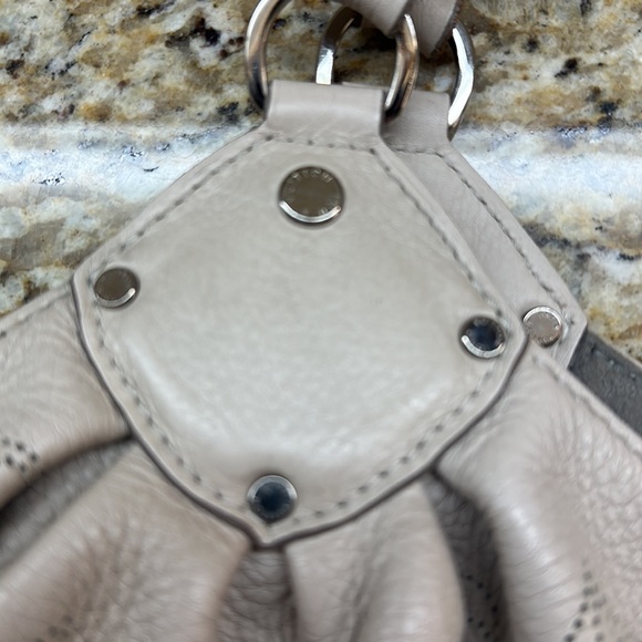 Louis Vuitton L Mahina Blanc - Picture 14 of 17